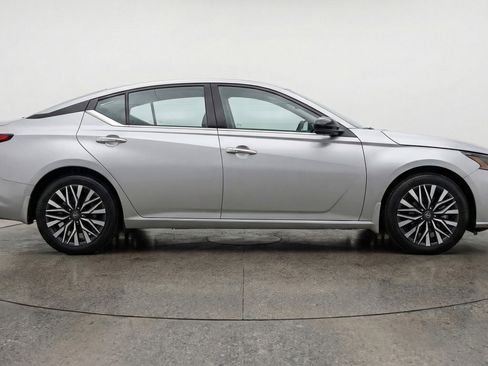 Used 2025 Nissan Altima 2.5 SV image 11