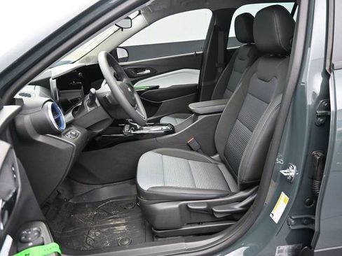 Used 2025 Chevrolet Trax LT FWD image 38