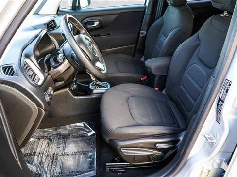 Used 2018 Jeep Renegade Latitude image 11