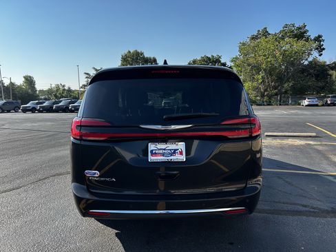 Used 2023 Chrysler Pacifica Touring-L FWD image 8
