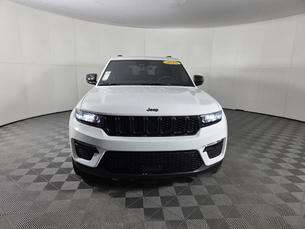 Used 2025 Jeep Grand Cherokee Limited w/ Black Appearance Package RWD image 3
