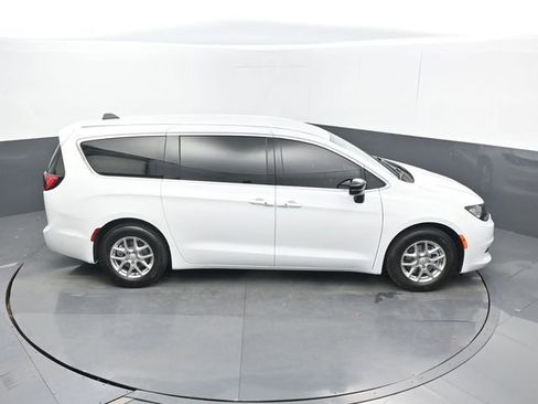 Used 2025 Chrysler Voyager LX FWD image 50