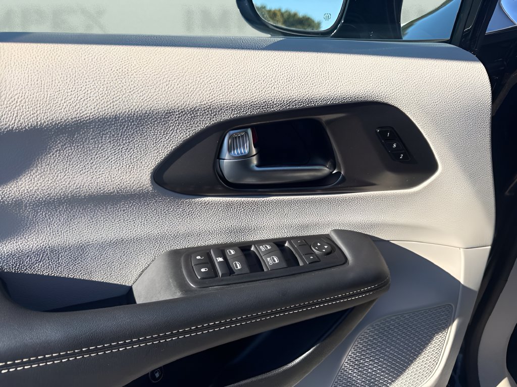 Used 2024 Chrysler Pacifica Limited FWD image 25