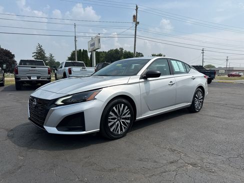 Used 2025 Nissan Altima 2.5 SV FWD image 1