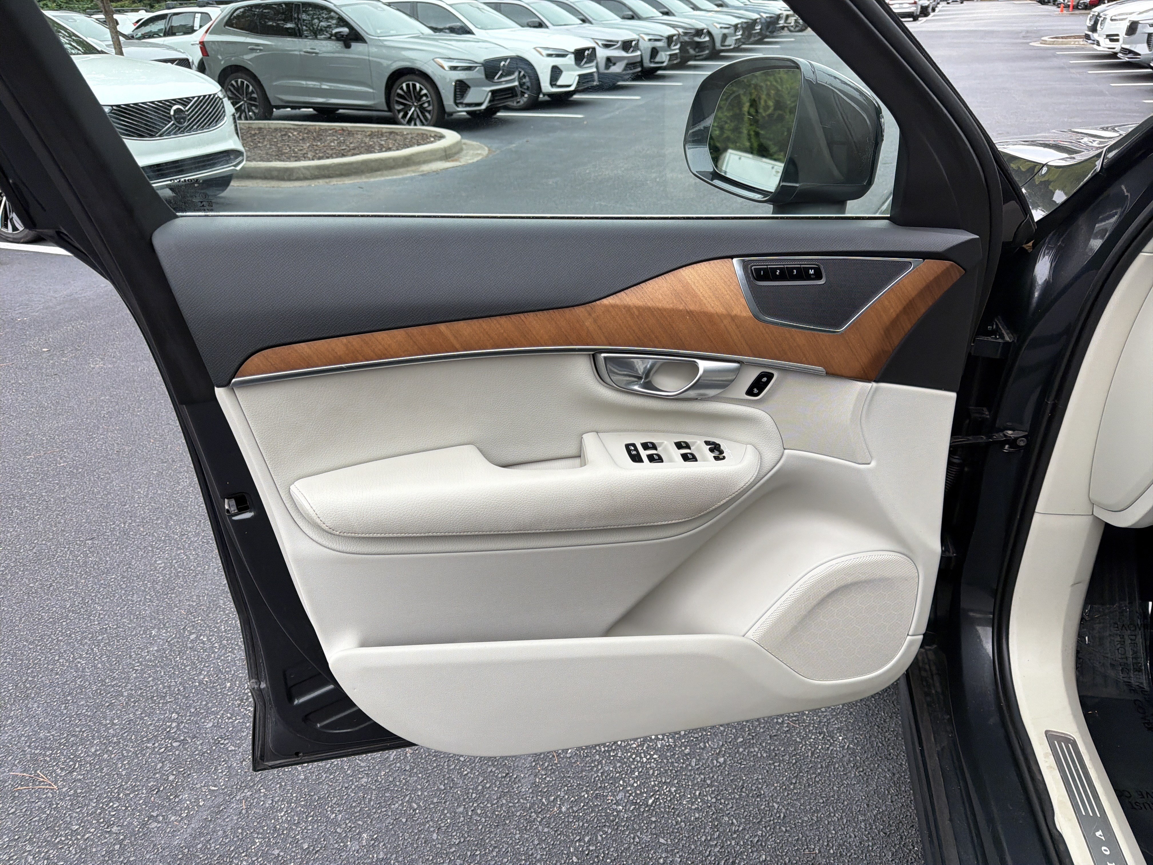 Used 2022 Volvo XC90 T5 Momentum w/ Advanced Package FWD image 14