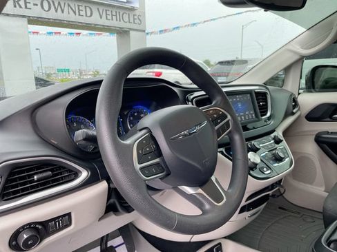 Used 2018 Chrysler Pacifica Touring Plus w/ Tire & Wheel Group FWD image 9