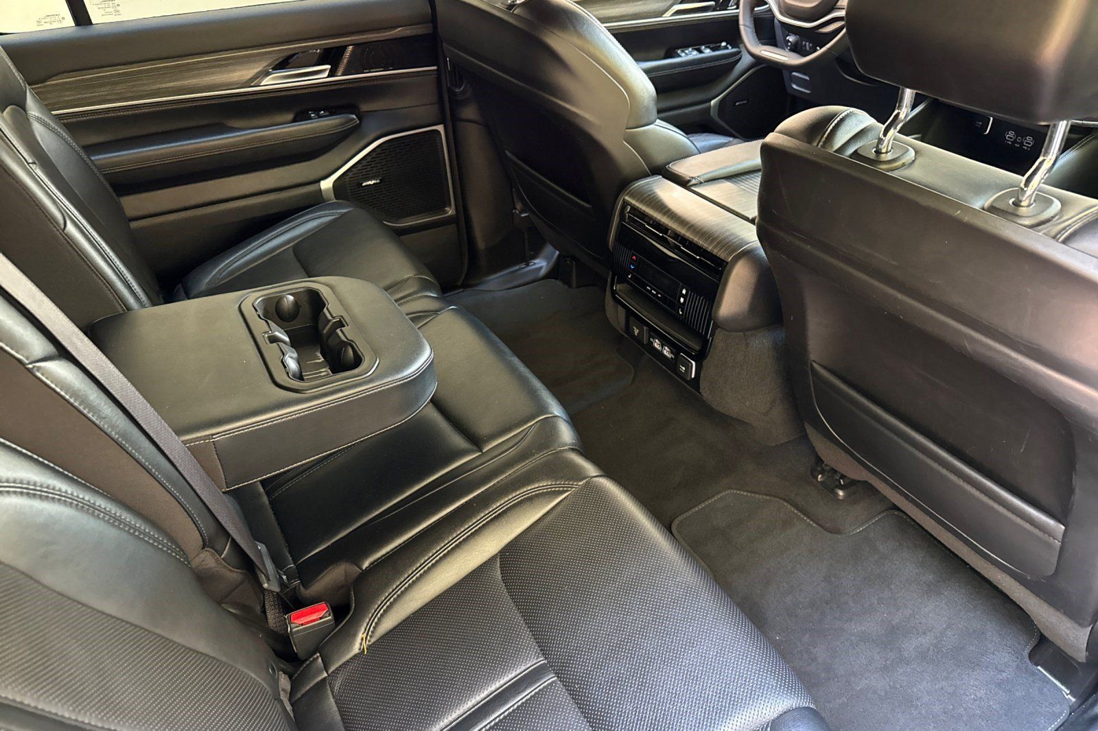 Used 2024 Jeep Wagoneer L Series III w/ Flexible Seating Group AWD/4WD image 36