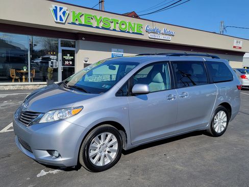 Used 2017 Toyota Sienna XLE w/ XLE Navigation Package image 32