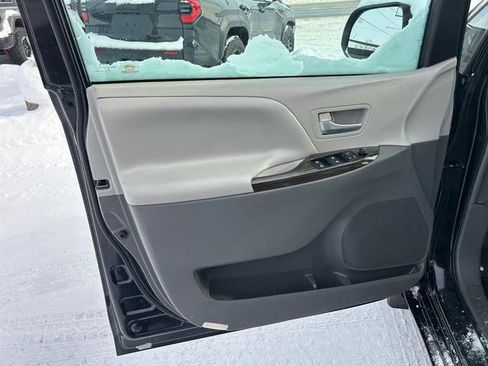 Used 2017 Toyota Sienna XLE image 7