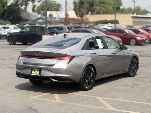 Used 2022 Hyundai Elantra SEL FWD image 7