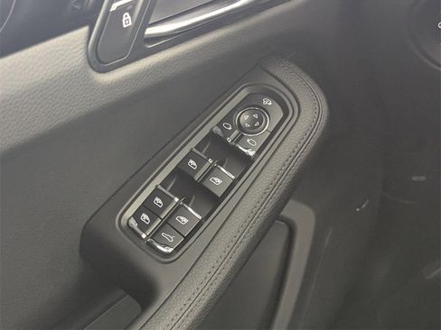 Used 2025 Porsche Macan w/ Premium Package Plus image 14