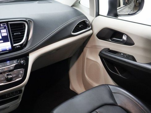 Used 2023 Chrysler Pacifica Touring-L FWD image 26