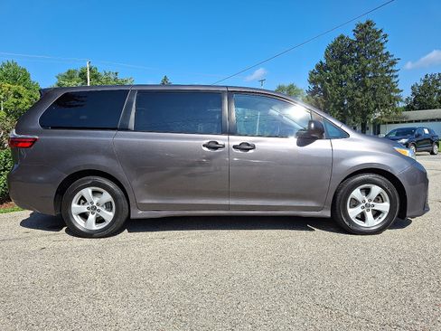 Used 2019 Toyota Sienna L image 7