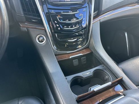 Used 2019 Cadillac Escalade ESV Luxury image 27