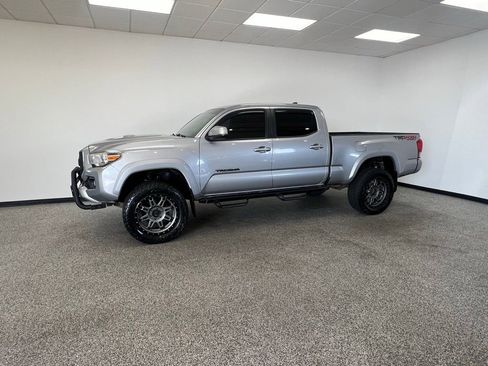 Used 2017 Toyota Tacoma TRD Sport image 20