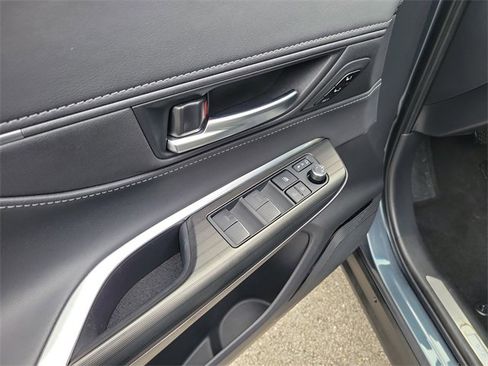 Used 2024 Toyota Venza LE image 14
