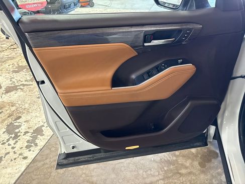 Used 2022 Toyota Highlander Platinum image 14