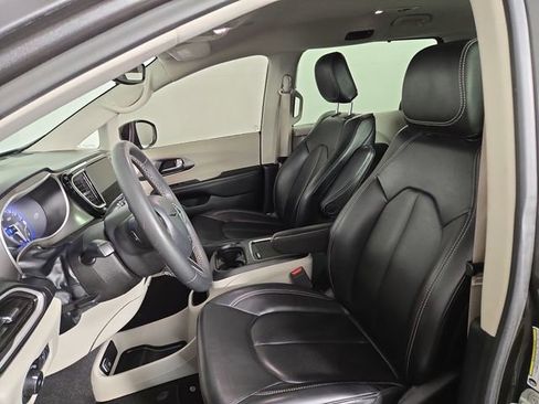 Used 2023 Chrysler Pacifica Touring-L image 14