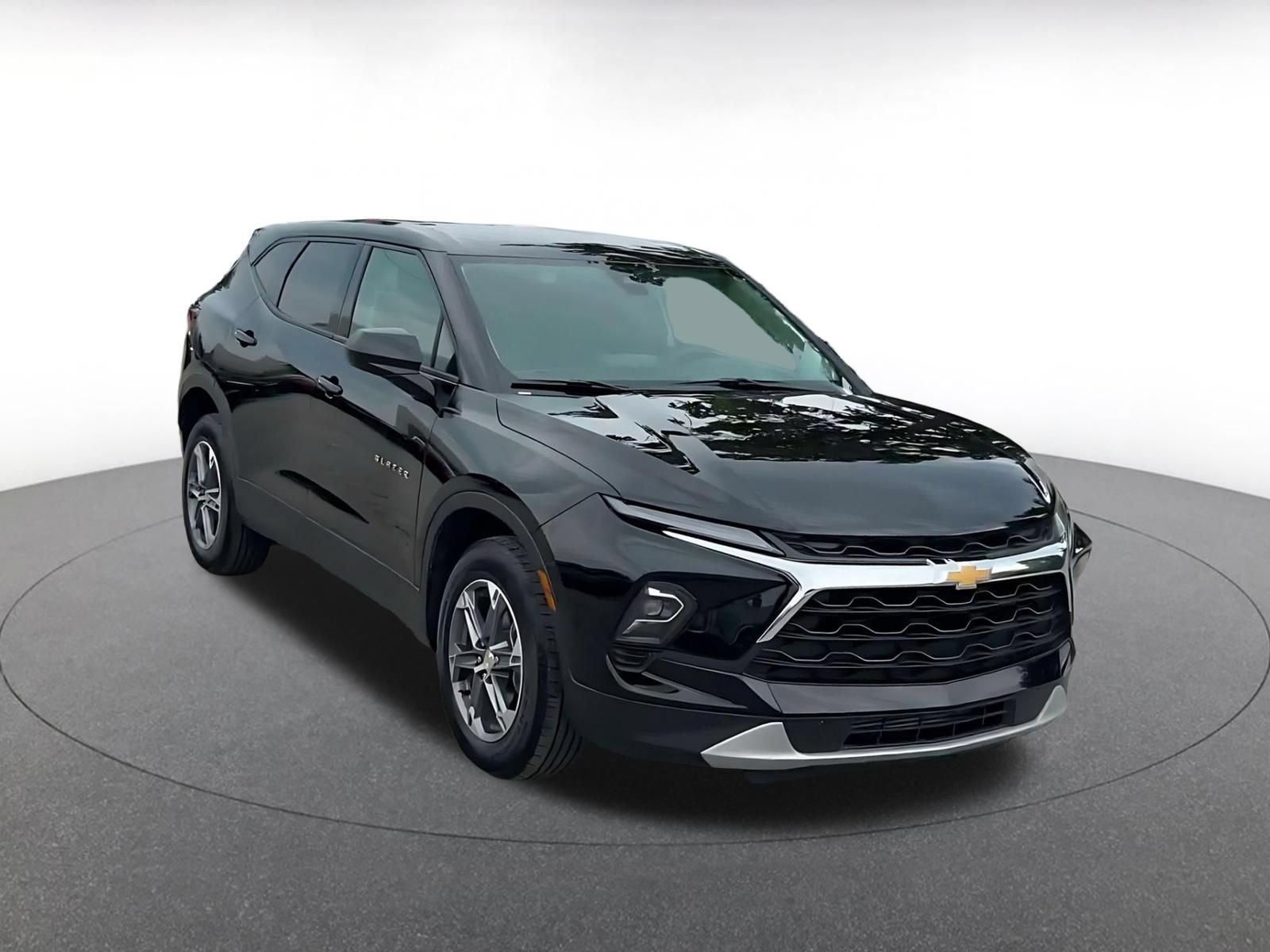 Used 2026 Chevrolet Blazer LT FWD image 3