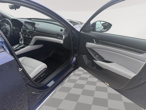 Used 2018 Honda Accord Touring image 12