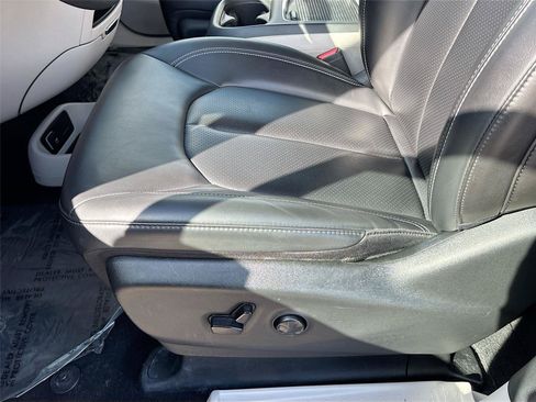 Used 2023 Chrysler Pacifica Touring-L FWD image 18