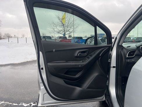 Used 2019 Chevrolet Trax LT w/ LT Convenience Package image 8