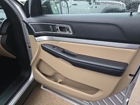 Used 2017 Ford Explorer XLT image 68