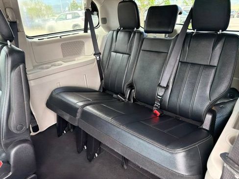 Used 2016 Chrysler Town & Country Touring w/ Driver Convenience Group FWD image 14