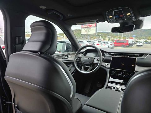 New 2025 Jeep Grand Cherokee L Overland w/ Luxury Tech Group IV image 10