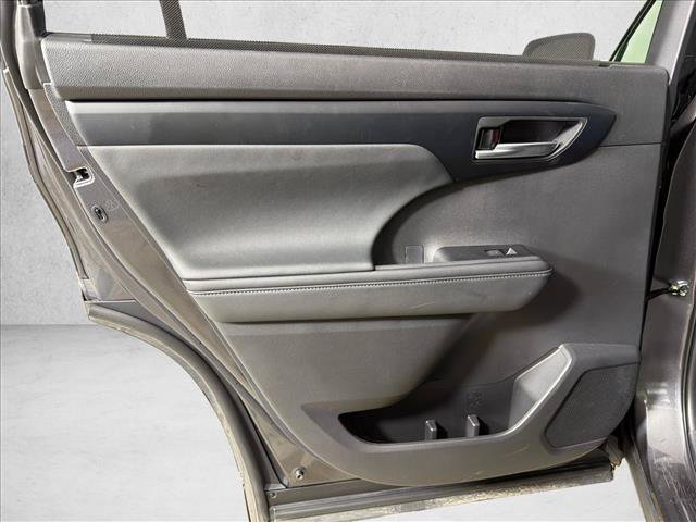 Used 2025 Toyota Highlander XLE AWD/4WD image 23