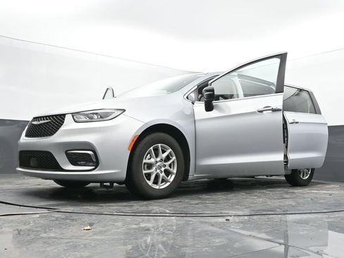 Used 2024 Chrysler Pacifica Touring-L FWD image 71