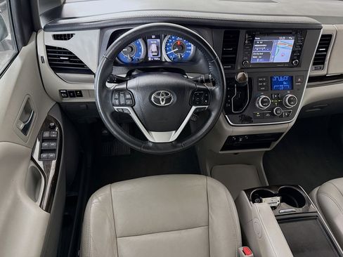 Used 2019 Toyota Sienna XLE w/ XLE Navigation Package image 17