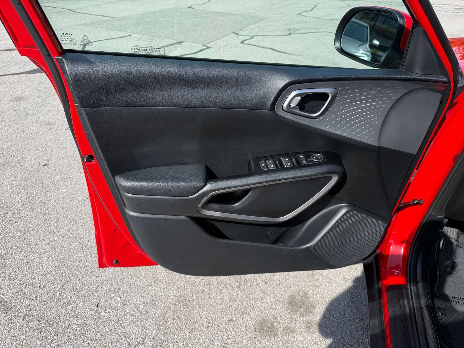 Used 2025 Kia Soul LX w/ LX Technology Package FWD image 18