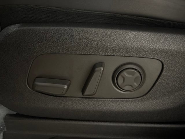 Used 2025 Kia Carnival FWD image 12