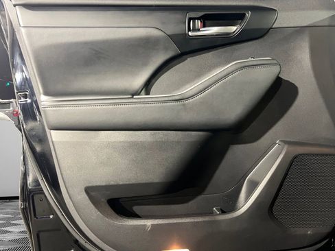 Used 2023 Toyota Highlander L image 22