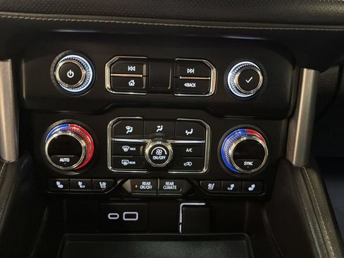 Used 2021 GMC Yukon XL SLT AWD/4WD image 22