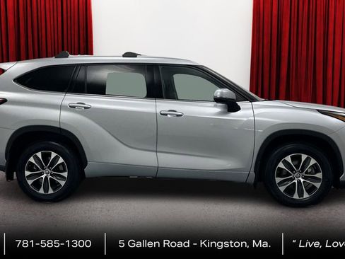 Used 2022 Toyota Highlander XLE AWD/4WD image 4