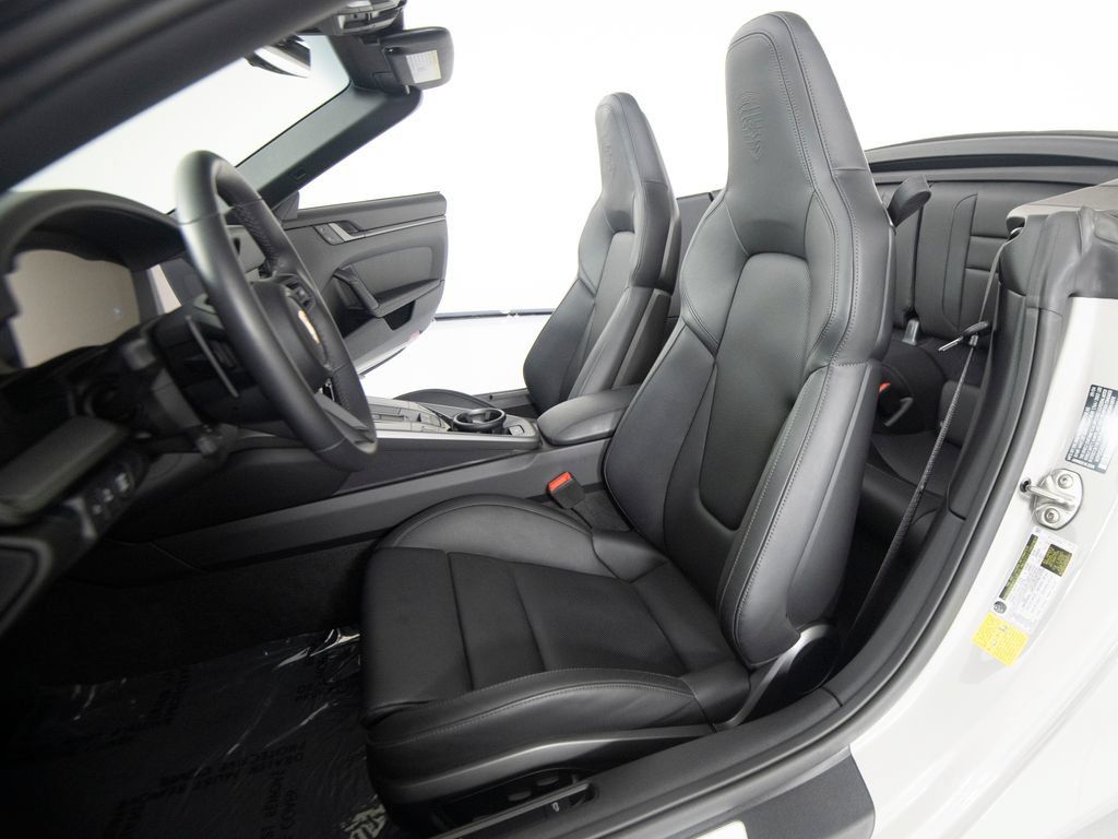 Certified 2025 Porsche 911 Carrera RWD image 5