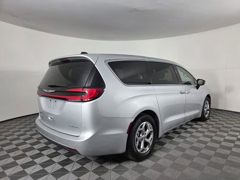 Certified 2024 Chrysler Pacifica Limited image 5