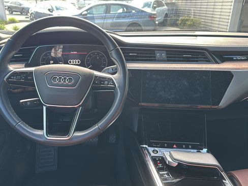 Used 2022 Audi e-tron Prestige image 9