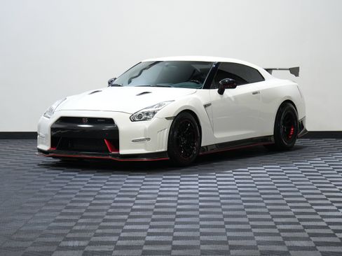 Used 2016 Nissan GT-R NISMO AWD/4WD image 3