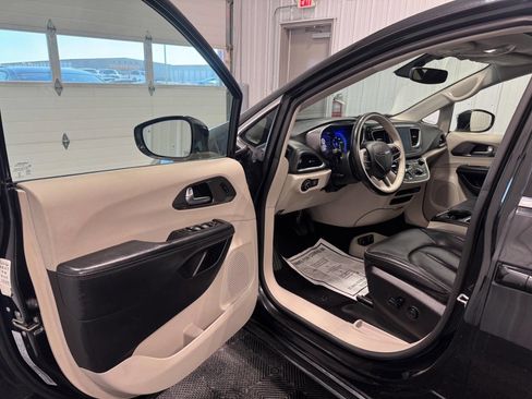 Used 2019 Chrysler Pacifica Limited image 6