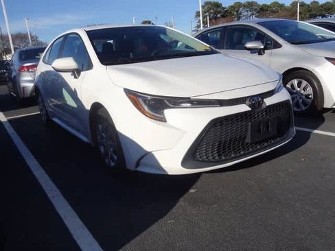Used 2021 Toyota Corolla LE image 3