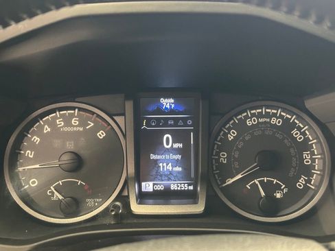 Used 2016 Toyota Tacoma TRD Sport image 11