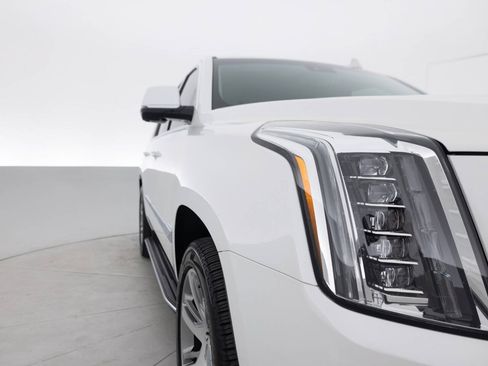 Used 2016 Cadillac Escalade Luxury AWD/4WD image 11