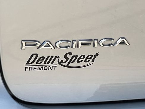 Used 2023 Chrysler Pacifica Touring-L FWD image 49