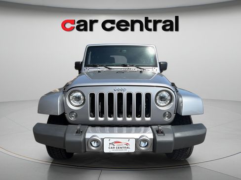Used 2018 Jeep Wrangler Sahara w/ Connectivity Group AWD/4WD image 10