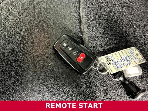 Used 2020 Toyota RAV4 XLE w/ Convenience Package FWD image 29