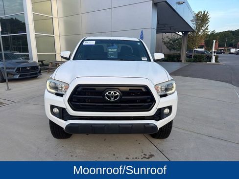 Used 2017 Toyota Tacoma TRD Off-Road AWD/4WD image 3