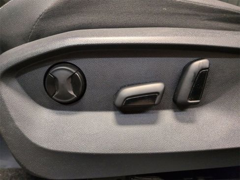 Used 2022 Volkswagen Tiguan SE image 13